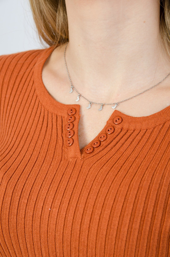 Ceglasty delikatny sweter z prążkowanej dzianiny