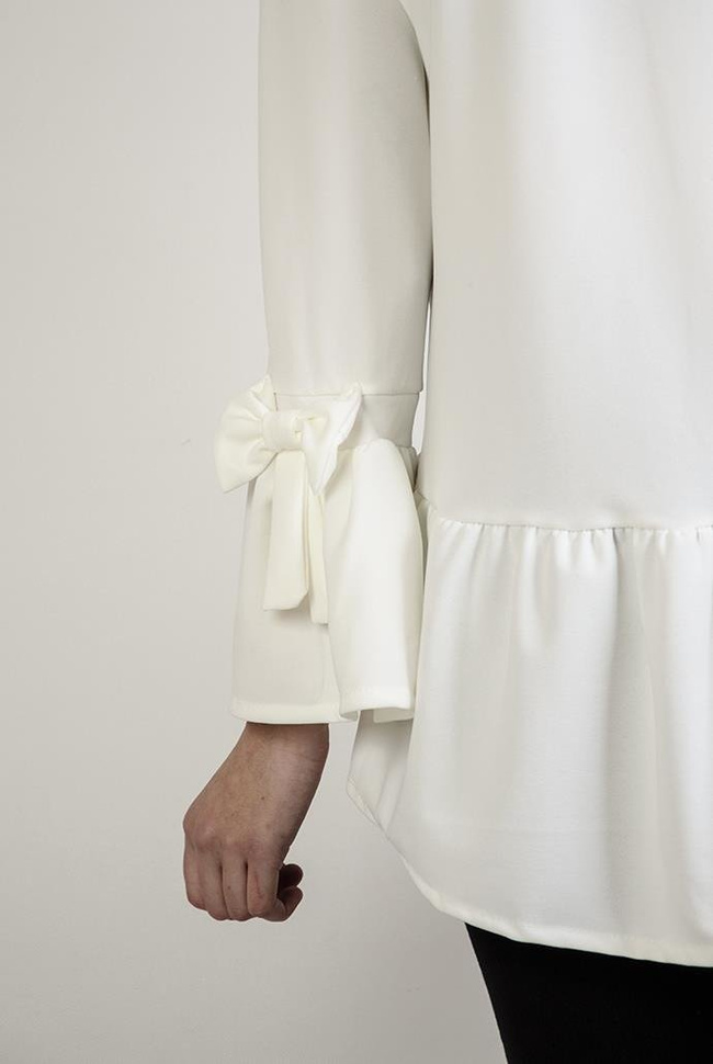 Biała bluzka z falbanami i kokardą przy rękawach