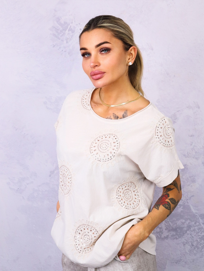 BLUZKA Z HAFTOWANYM WZOREM ZDOBIONA CEKINAMI- BEŻOWA