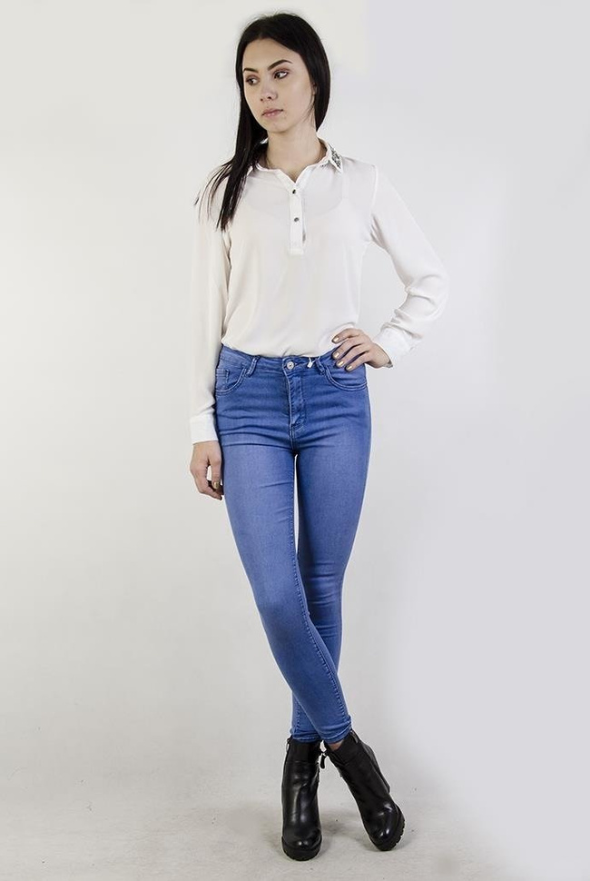 Biała koszula ze zdobionym kołnierzem