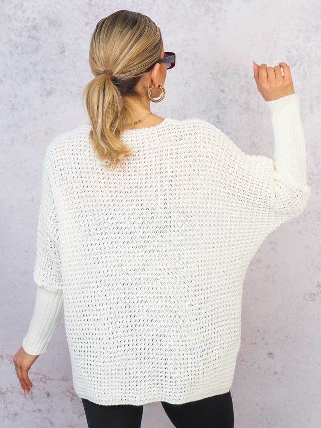 SWETER OVERSIZE O KROJU NIETOPERZA Z OZDOBNĄ APLIKACJĄ- BIAŁY