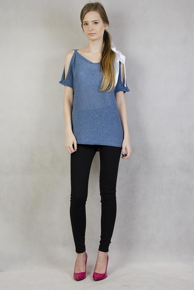 Krótki niebieski sweter ze wstążką i wycięciem