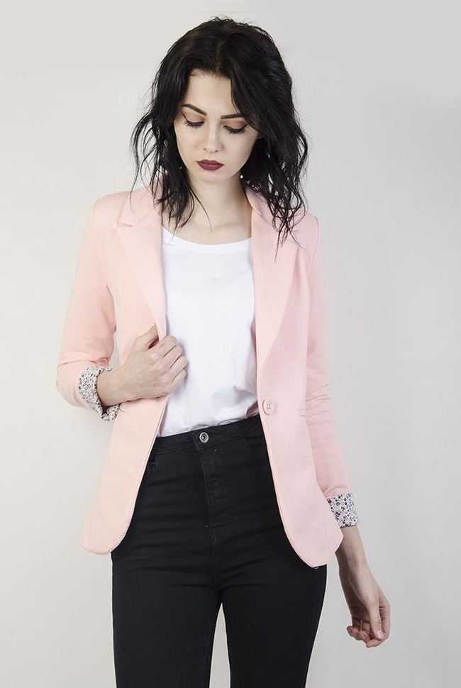 Jasnorożowa marynarka z kwiatowymi wstawkami