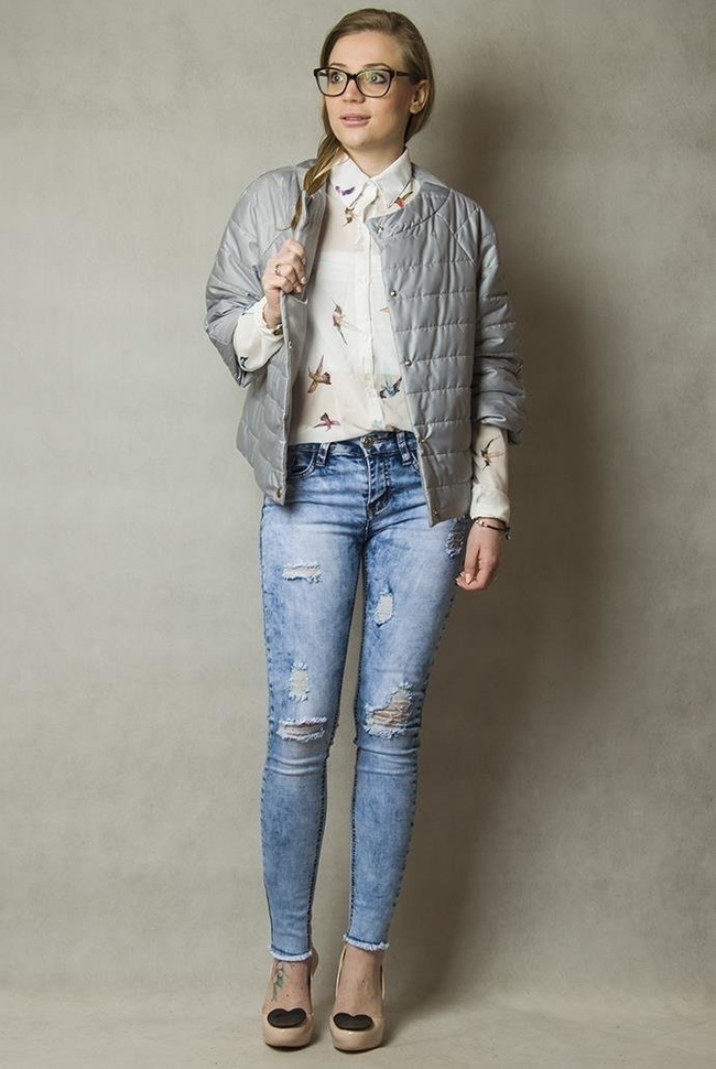 Szara, krótka, wiosenna kurtka pikowana z rękawem 3/4.