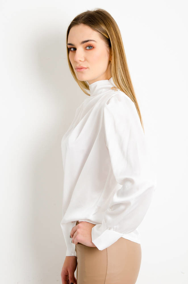 BIAŁA SATYNOWA BLUZKA Z OZDOBNYMI GUZIKAMI NA RAMIONACH 
