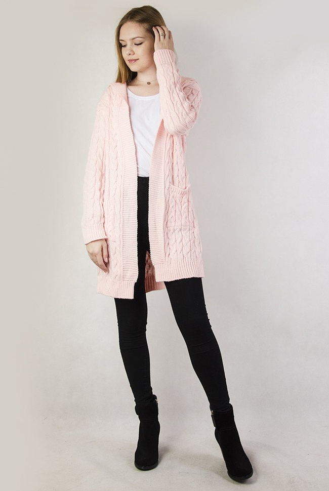 Różowa narzuta sweterkowa, ze splotem warkoczem