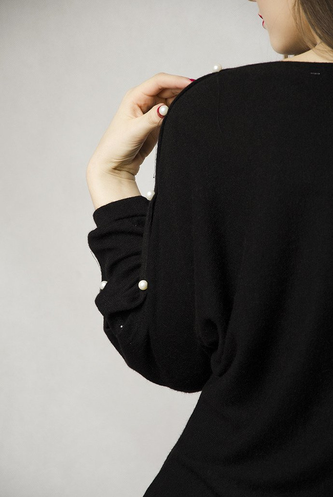 Czarna bluzka z perełkami na rękawach