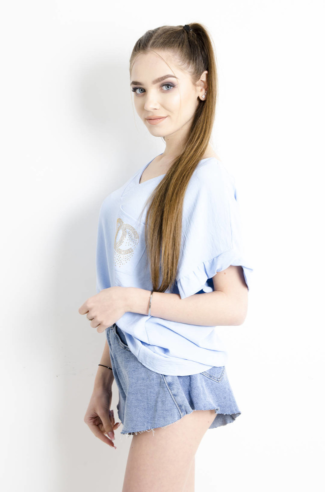 T-SHIRT Z OZDOBNYM ŁAŃCUSZKIEM I FALBANKAMI PRZY RĘKAWACH- NIEBIESKI