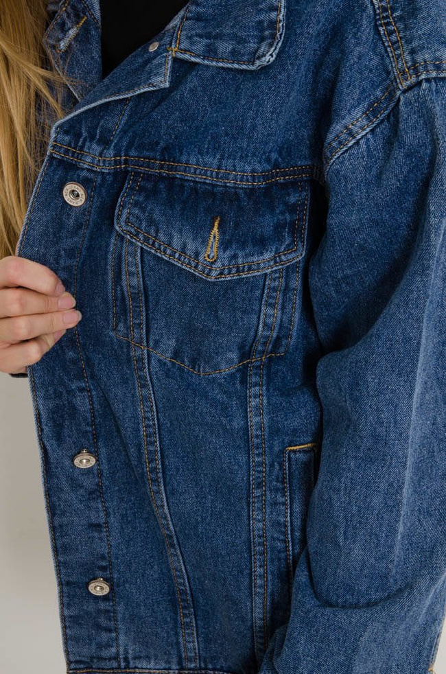NIEBIESKA KURTKA JEANSOWA Z NASZYWKĄ NA PLECACH