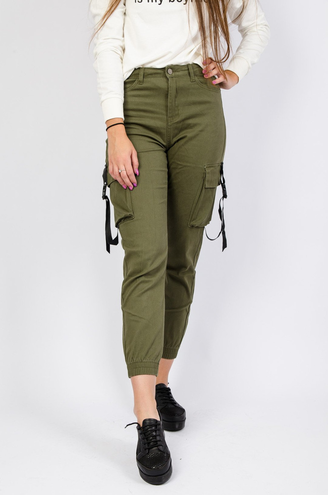 Zielone bojówki z paskami po bokach