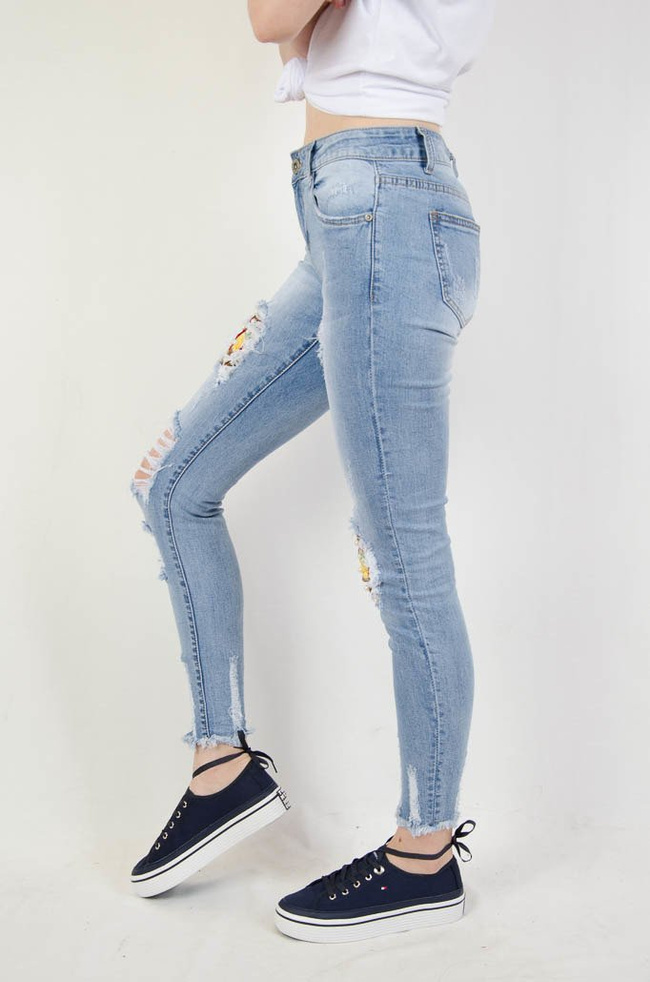 SPODNIE JEANSOWE Z KWIATOWYM HAFTEM 