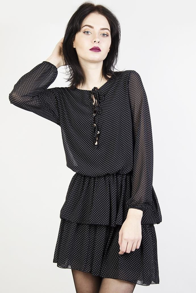 Czarna sukienka w białe kropki z wiązaniem w pasie