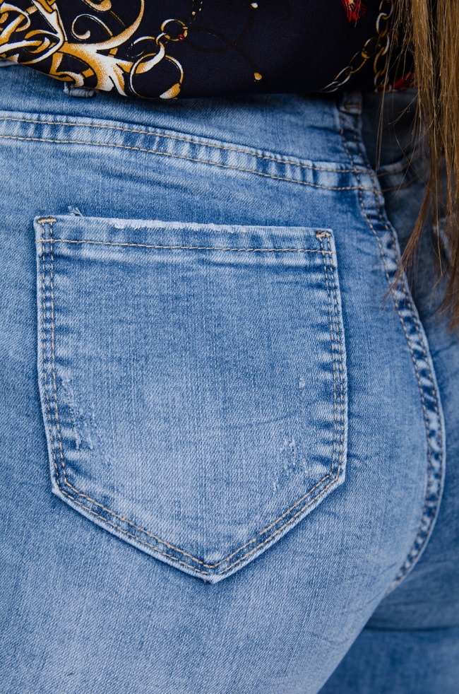 Jasne spodnie jeansowe z dziurami