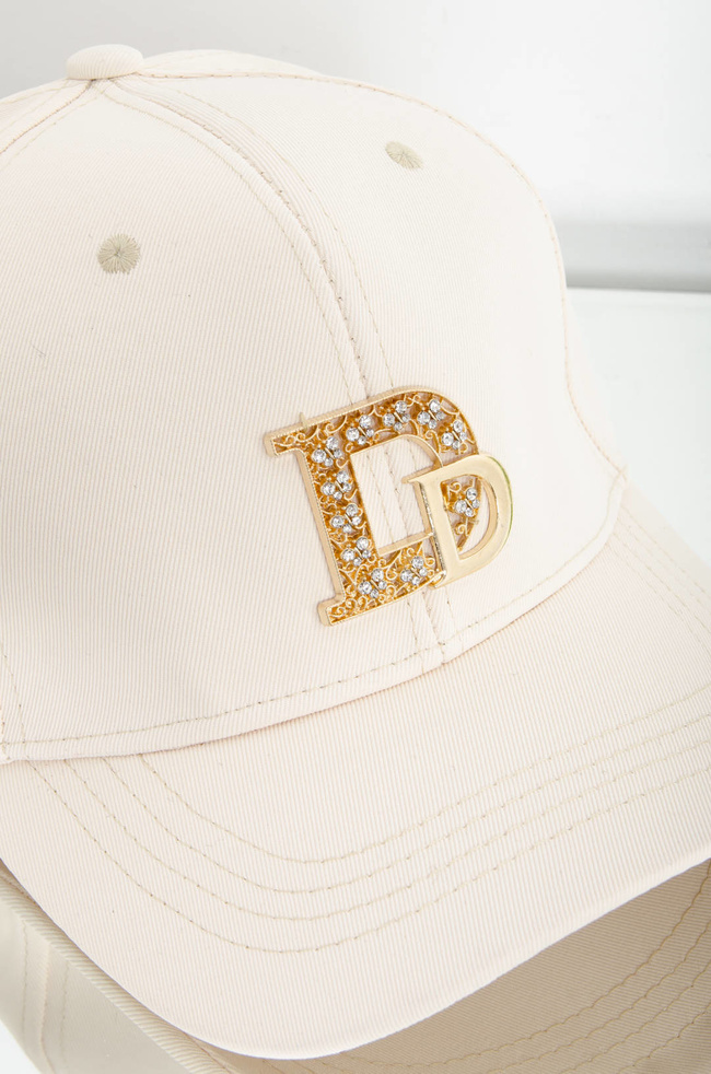 CZAPKA Z DASZKIEM Z OZDOBNYM ZNACZKIEM - BEŻOWA