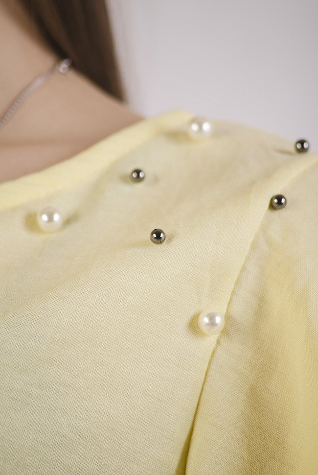 Żółta bluzka z wycięciem na plecach oraz koralikami na ramionach