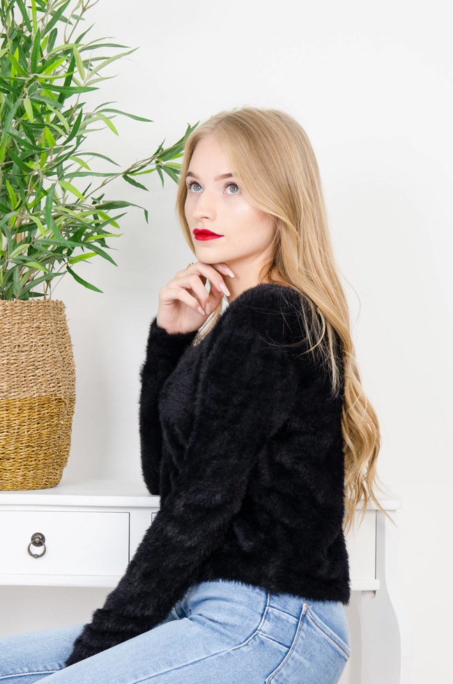 CZARNY WŁOCHATY SWETER Z DEKOLTEM W SEREK