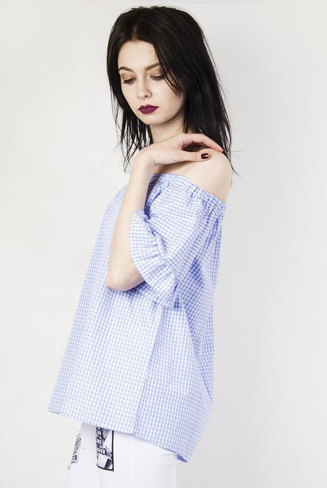 Jasnoniebieska koszula w kratę z szerokim dekoltem