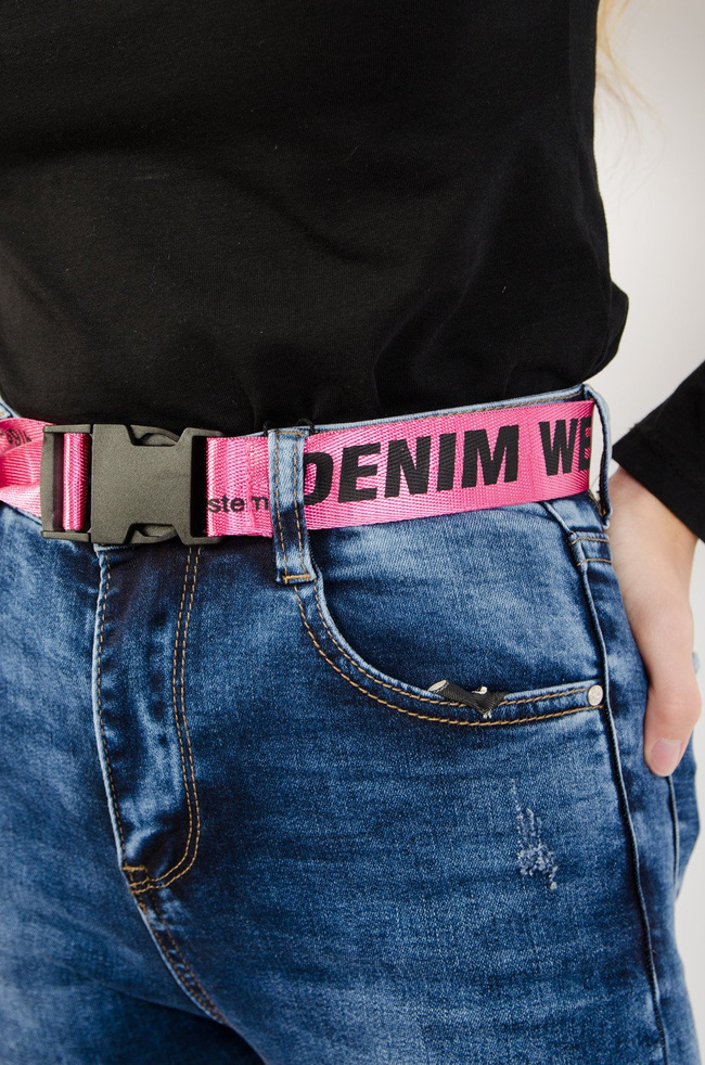 Spodnie jeansowe z różowym paskiem