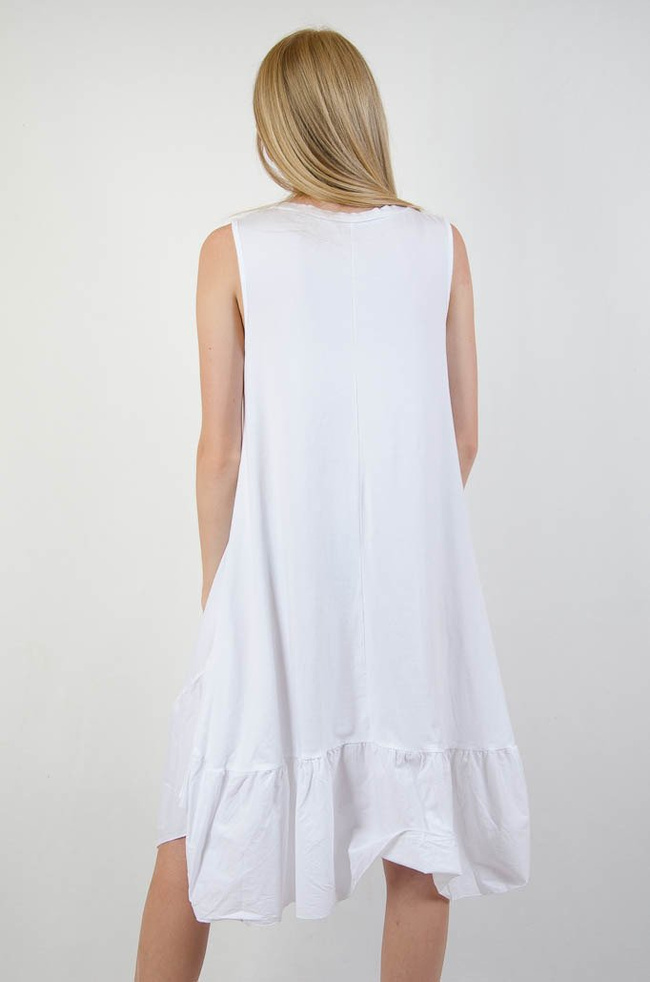 BIAŁA ROZKLOSZOWANA SUKIENKA Z WISIORKIEM