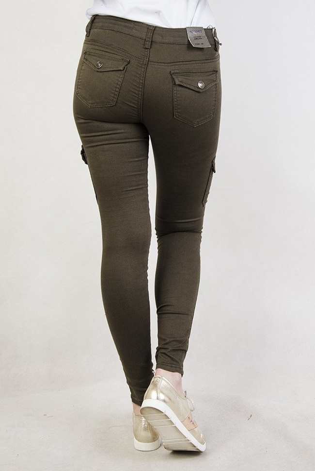 Khaki spodnie bojówki z kieszeniami po bokach