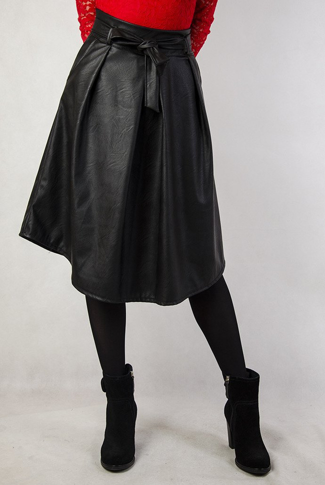 Czarna rozkloszowana skórkowa spódnica za kolano