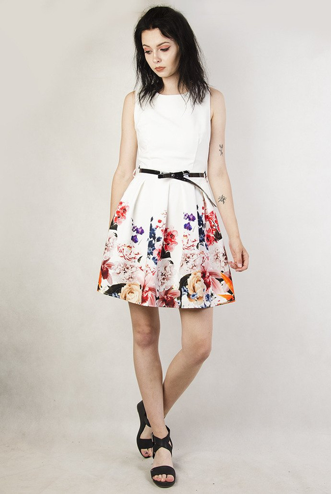 Biała sukienka w kwiaty.