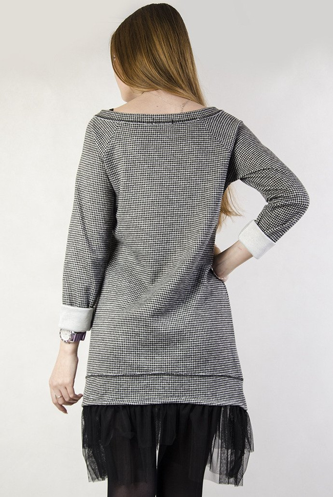 Asymetryczna sukienka w pepitkę, zakończona tiulem