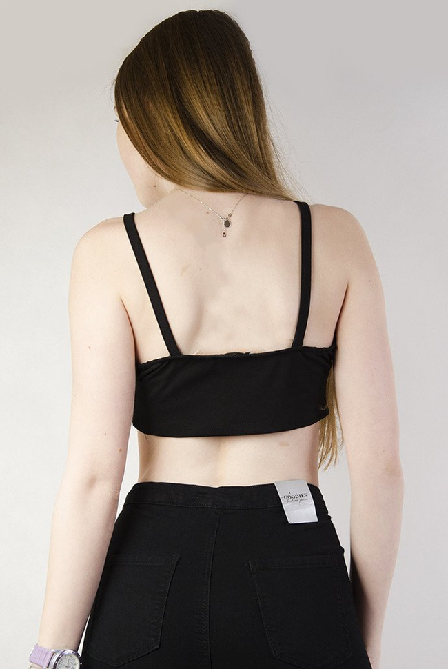 Czarny top z wycięciami