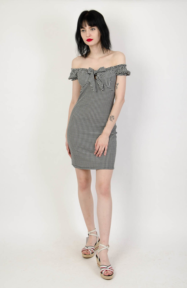 Dopasowana sukienka w pepitkę z odkrytymi ramionami