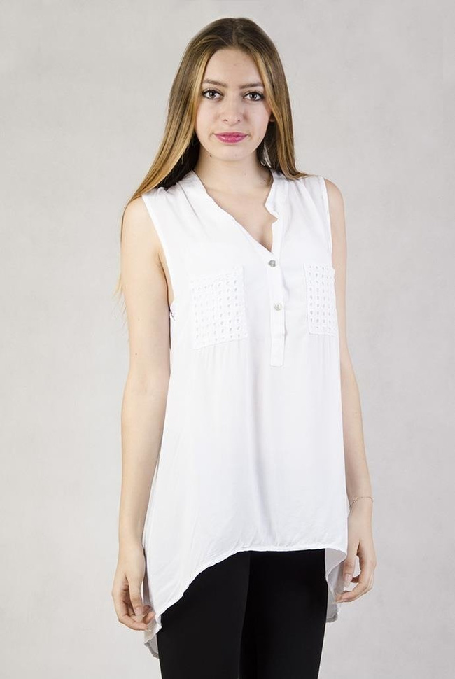 Biała bluzka z przedłużanym tyłem ozdobiona na kieszonkach i plecach