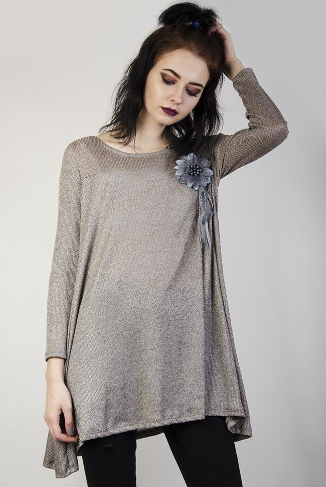 Szara rozkloszowana bluzka z przypinką kwiatem