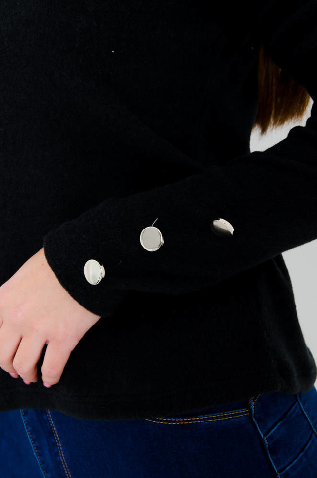 CZARNA BLUZKA Z OZDOBNYM DEKOLTEM I GUZIKAMI