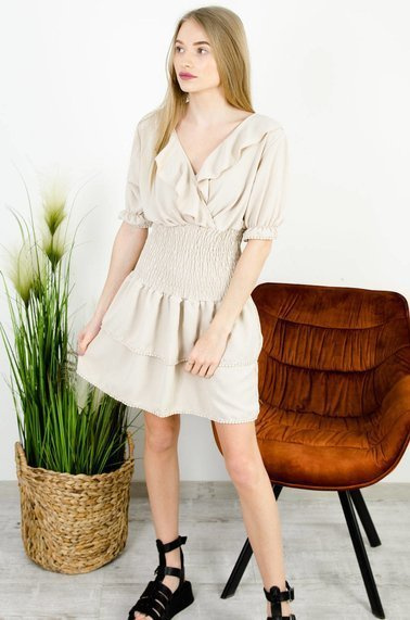 BEŻOWA SUKIENKA Z FALBANAMI I SZEROKIM ŚCIĄGACZEM W PASIE