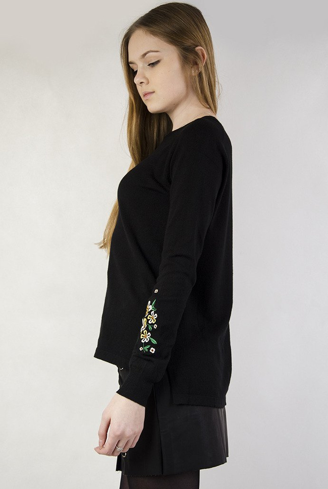 Czarny sweterek z kwiatami haftowanymi na rękawach