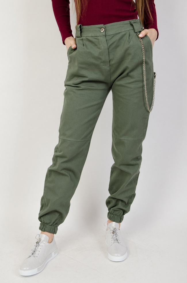 Zielone spodnie joggery z łańcuszkiem