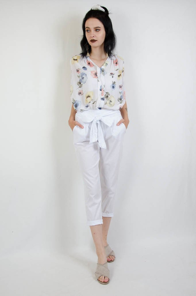 Białe materiałowe spodnie z wiązaniem w pasie 