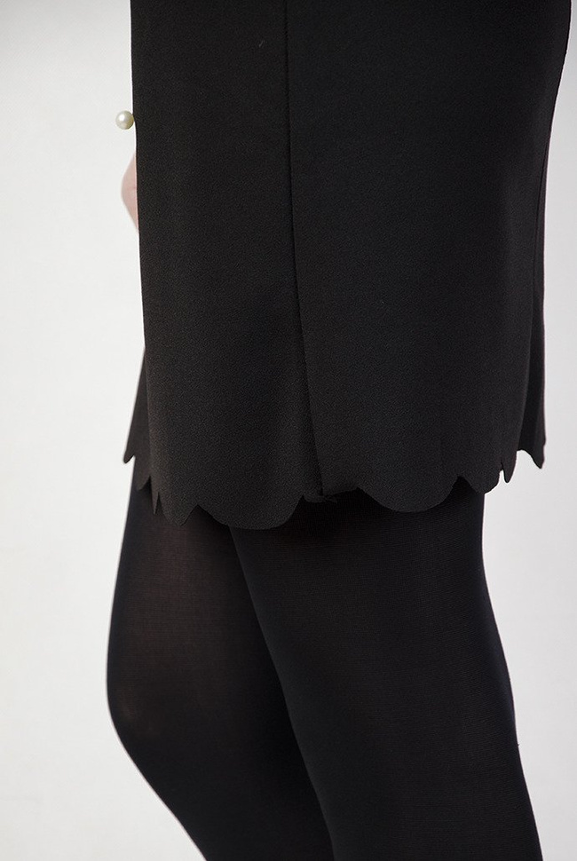 Czarna sukienka z jasnym kołnierzem i mankietami