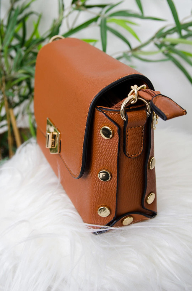  BRĄZOWA TOREBKA LISTONOSZKA ZE ZŁOTYMI GUZIKAMI