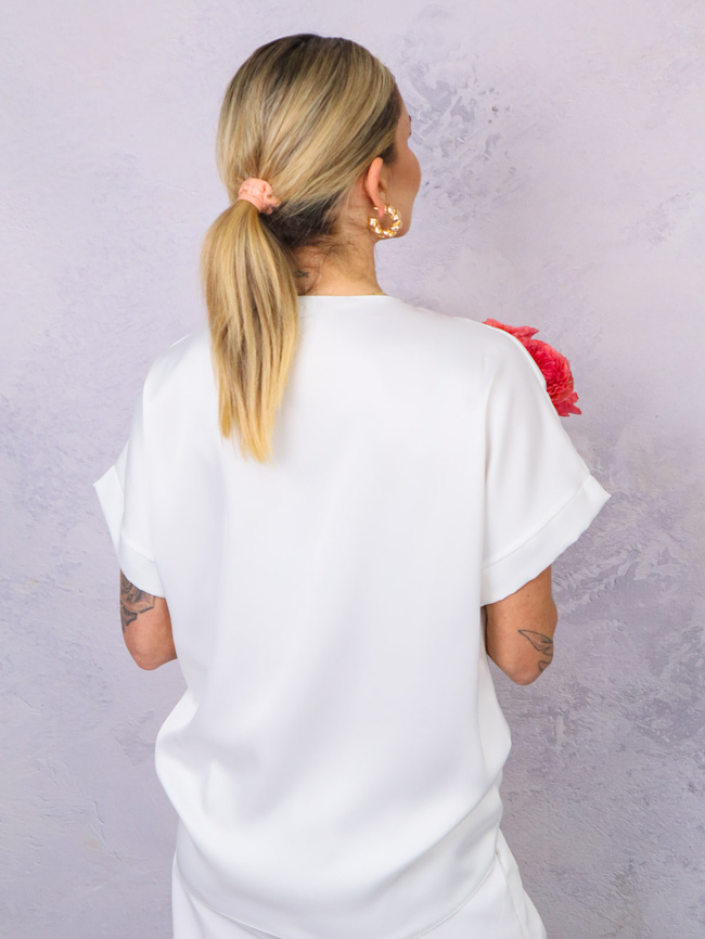 BLUZKA SATYNOWA Z DEKOLTEM W SEREK- BIAŁA