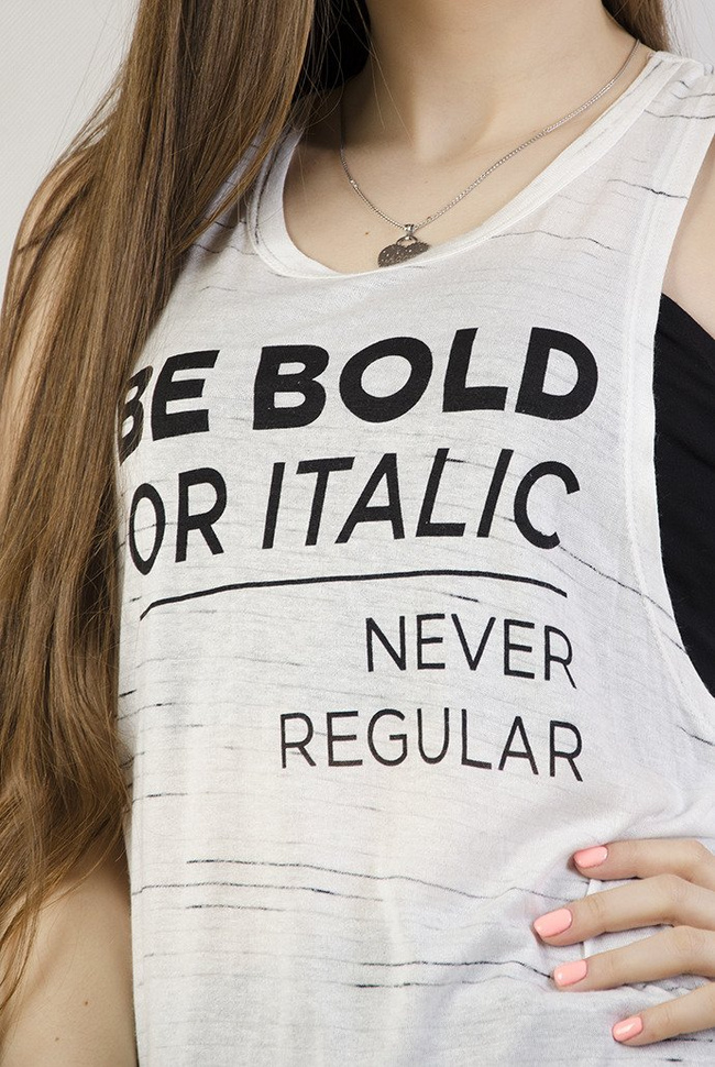 Biała, asymetryczna bluzka z napisem "Be bold or italic"