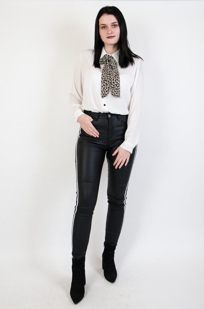 Czarne spodnie plus size skórkowe z lampasami 