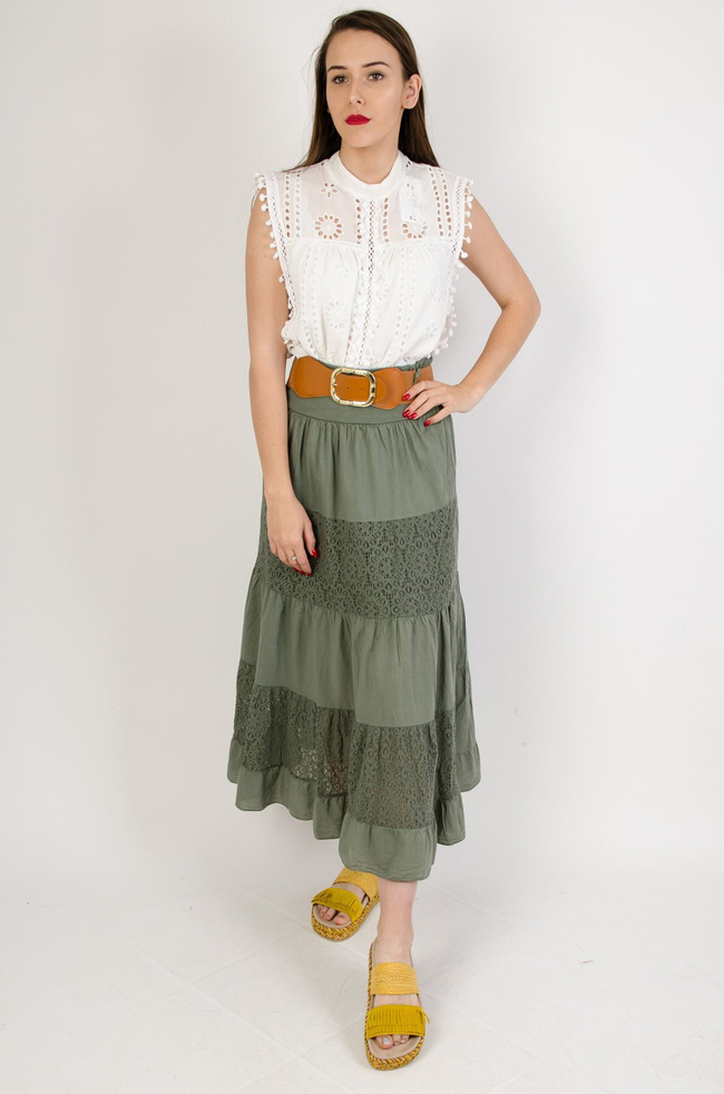 Długa zielona spódnica z koronkowymi wstawkami i brązowym paskiem