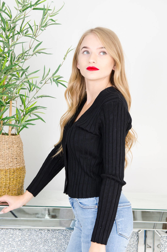 CZARNY SWETER W SZPIC, ZAPINANY NA GUZIKI