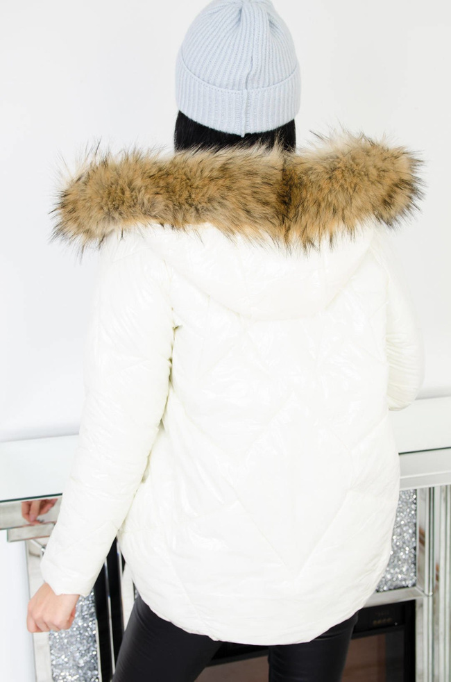 KREMOWA ASYMETRYCZNA PIKOWANA KURTKA Z KAPTUREM