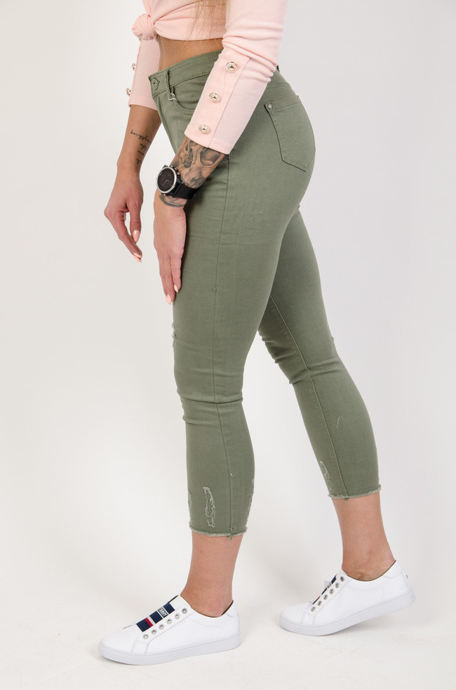 Zielone spodnie z przetarciami