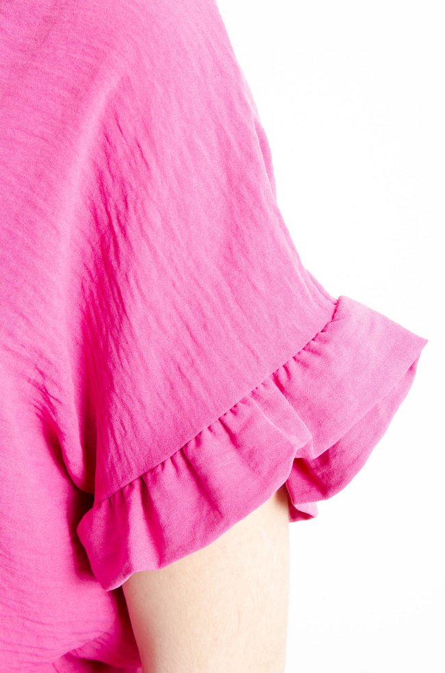 T-SHIRT Z OZDOBNYM ŁAŃCUSZKIEM I FALBANKAMI PRZY RĘKAWACH- RÓŻOWY