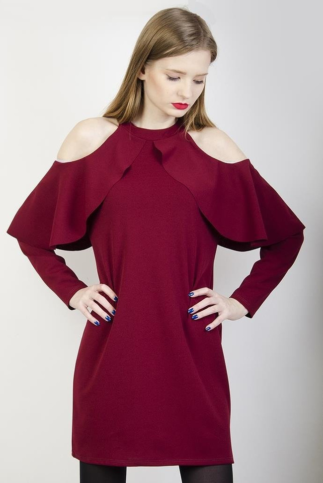 Bordowa sukienka z falbanami przy ramionach