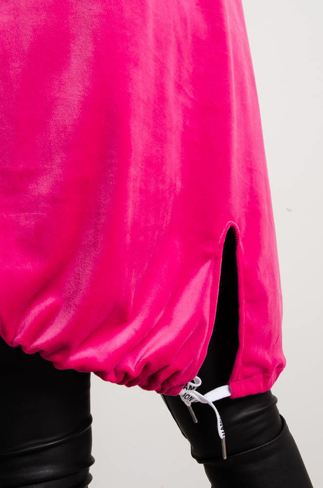 RÓŻOWA WELUROWA SUKIENKA Z KAPTUREM 