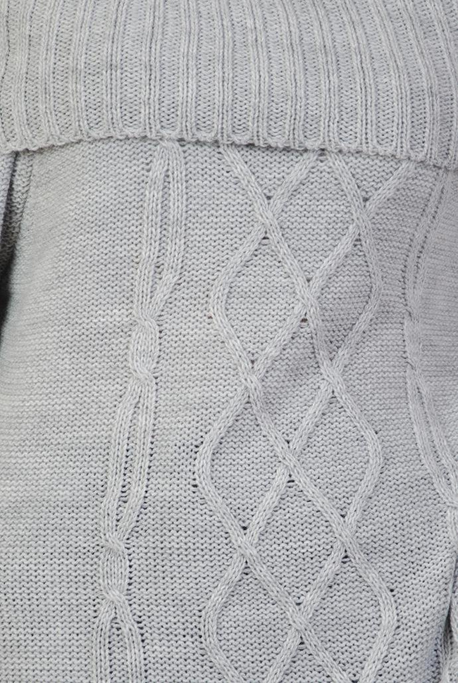 Szary przedłużany sweter z szerokim dekoltem