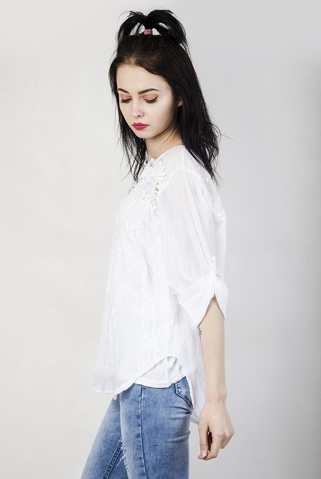 Biała bluzka koszulowa z ażurowym zdobieniem przy dekolcie